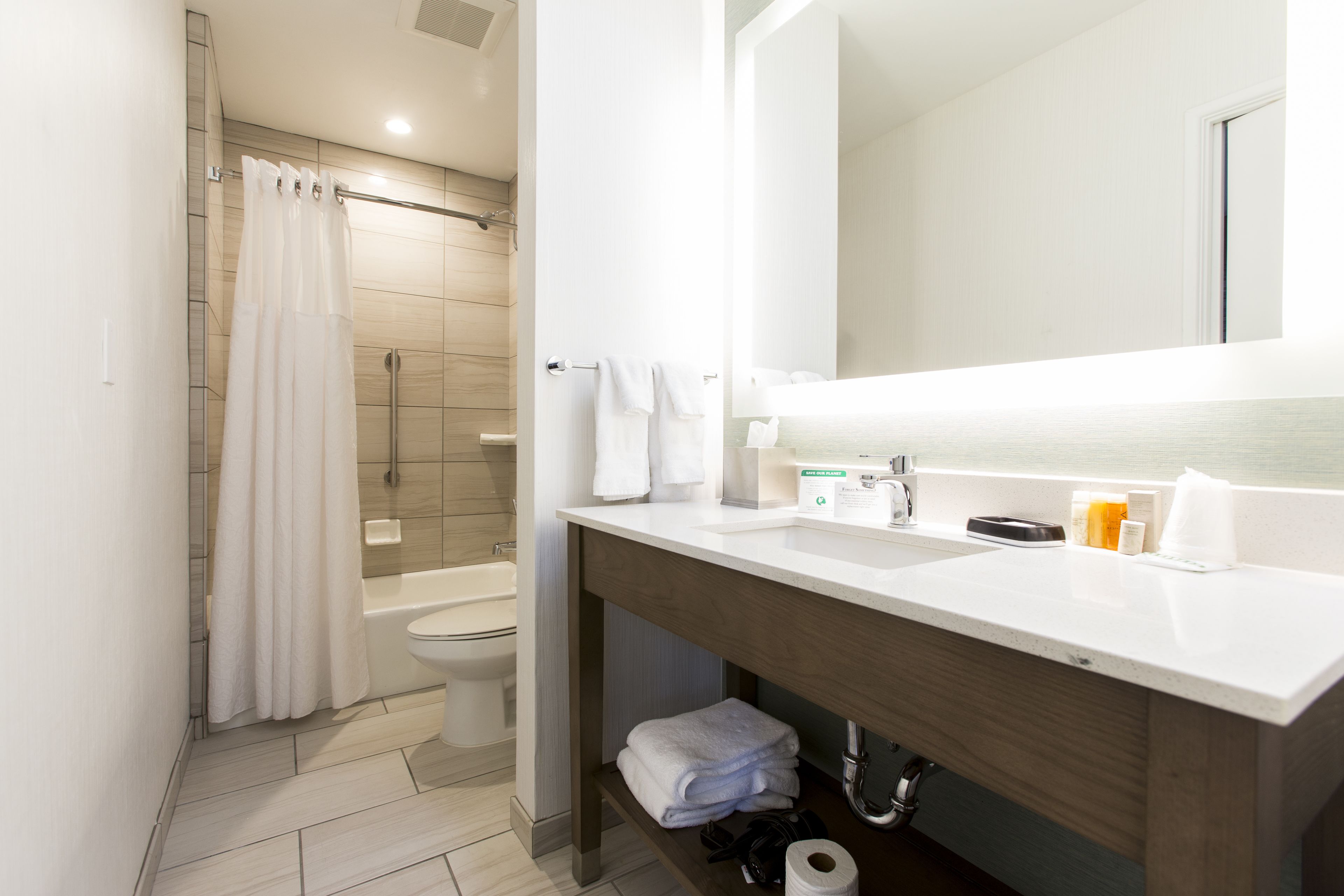 suite, 1 bedroom | bathroom | combined shower/bathtub, free toiletries, hair dryer, towels