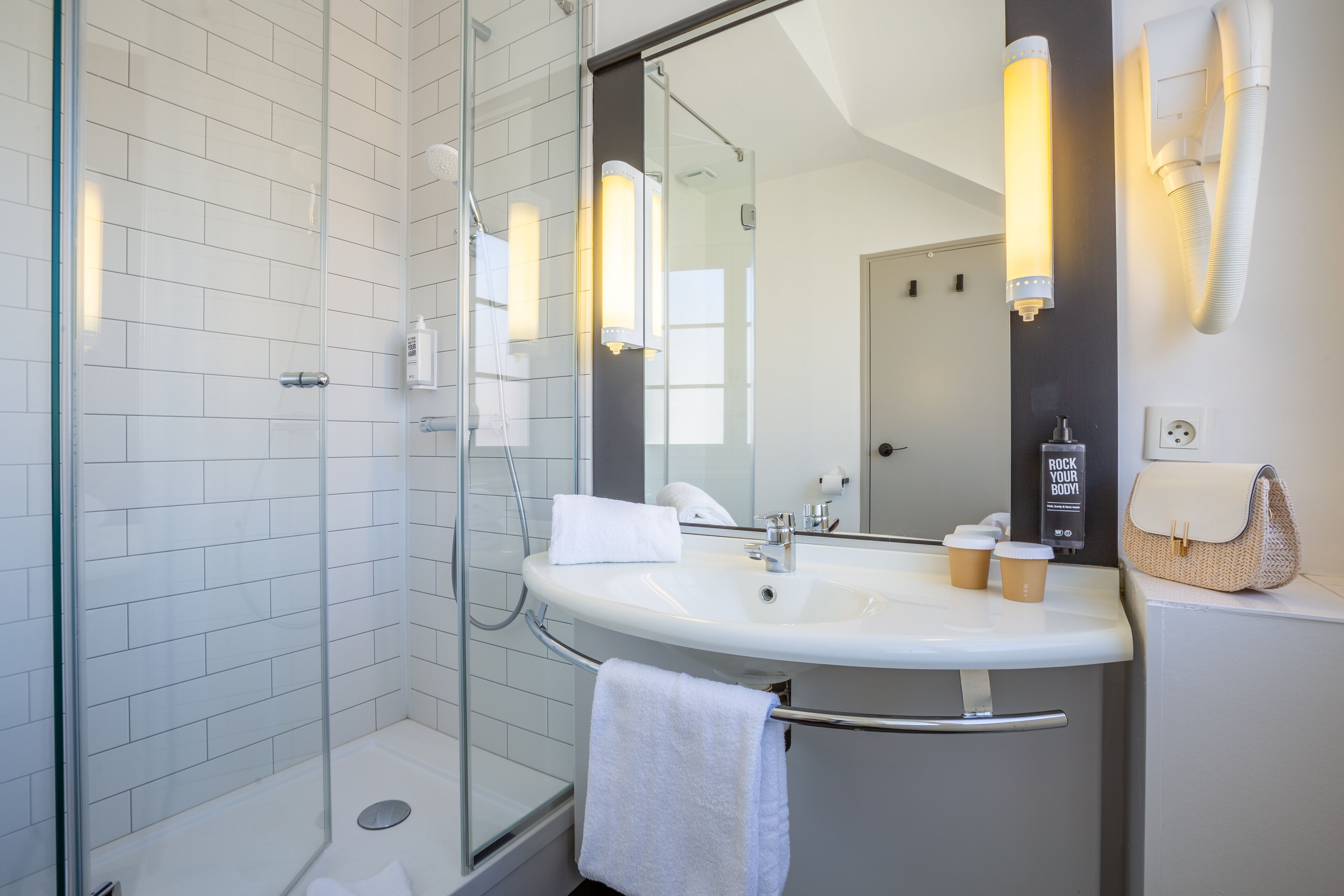 standard room, 2 single beds | bathroom | shower, eco-friendly toiletries, towels