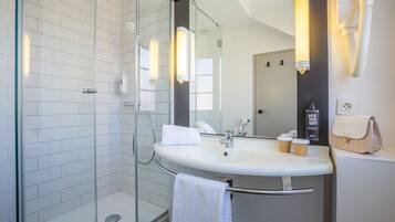Habitación estándar, 2 camas individuales | Baño | Ducha, artículos de higiene personal ecológicos y toallas
