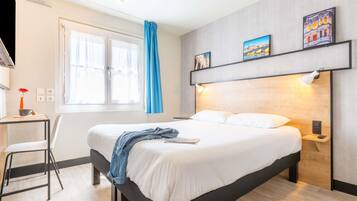 Escritorio, sistema de insonorización y tabla de planchar con plancha