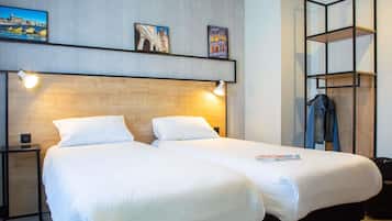 Bureau, chambres insonorisées, fer et planche à repasser