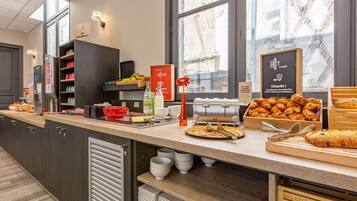 Petit déjeuner buffet servi tous les jours en supplément