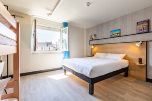 Desk, soundproofing, iron/ironing board, free cribs/infant beds - ibis Blois Centre Chateau (Blois)