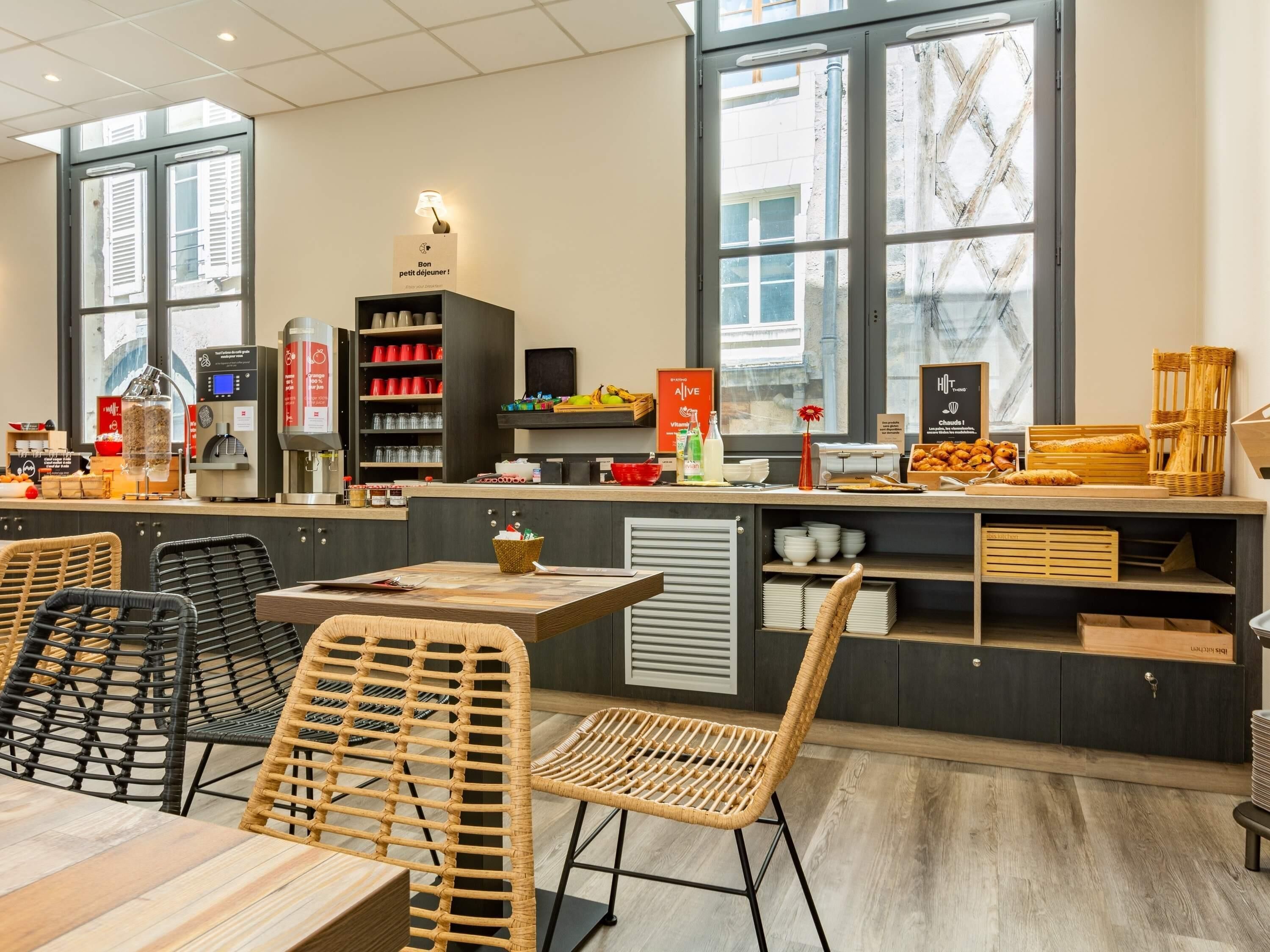 Petit déjeuner buffet (13 EUR par personne)