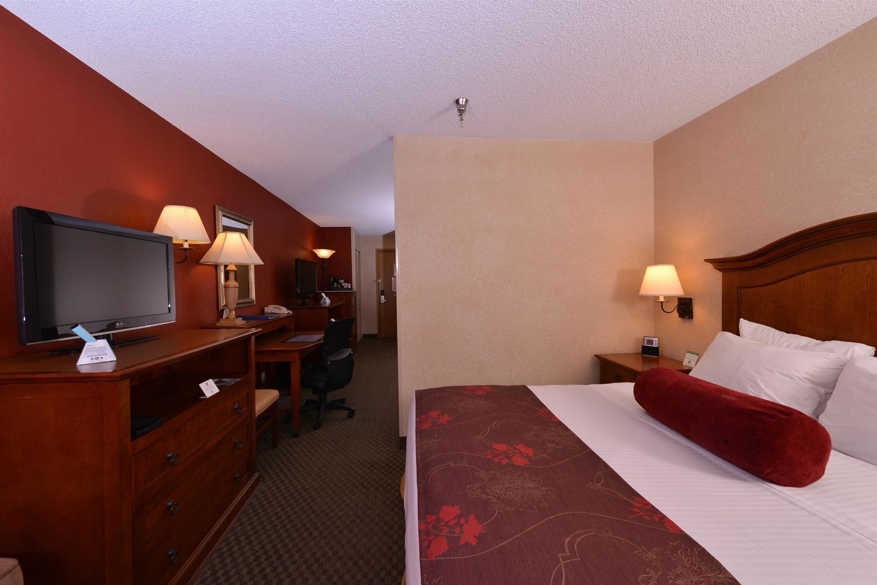 Premium bedding, in-room safe, blackout drapes, iron/ironing board