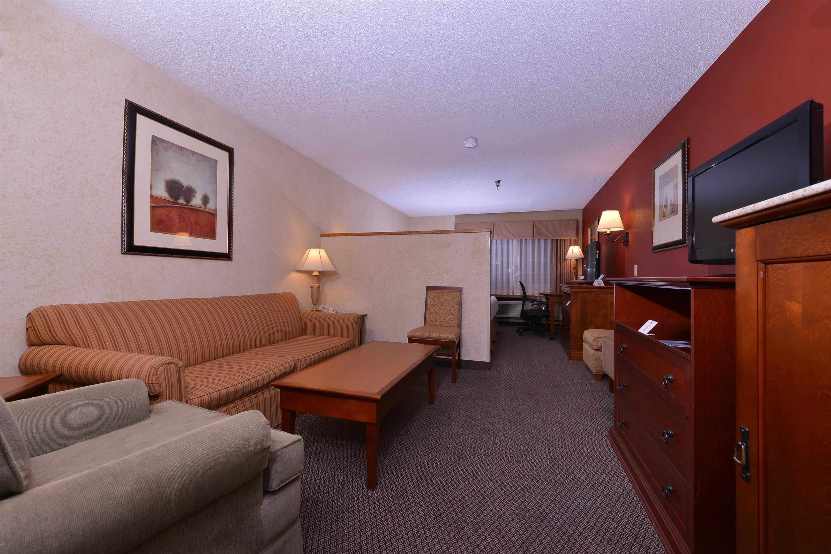 junior suite, 1 king bed, non smoking, refrigerator & microwave | 1 bedroom, premium bedding, in-room safe, blackout curtains