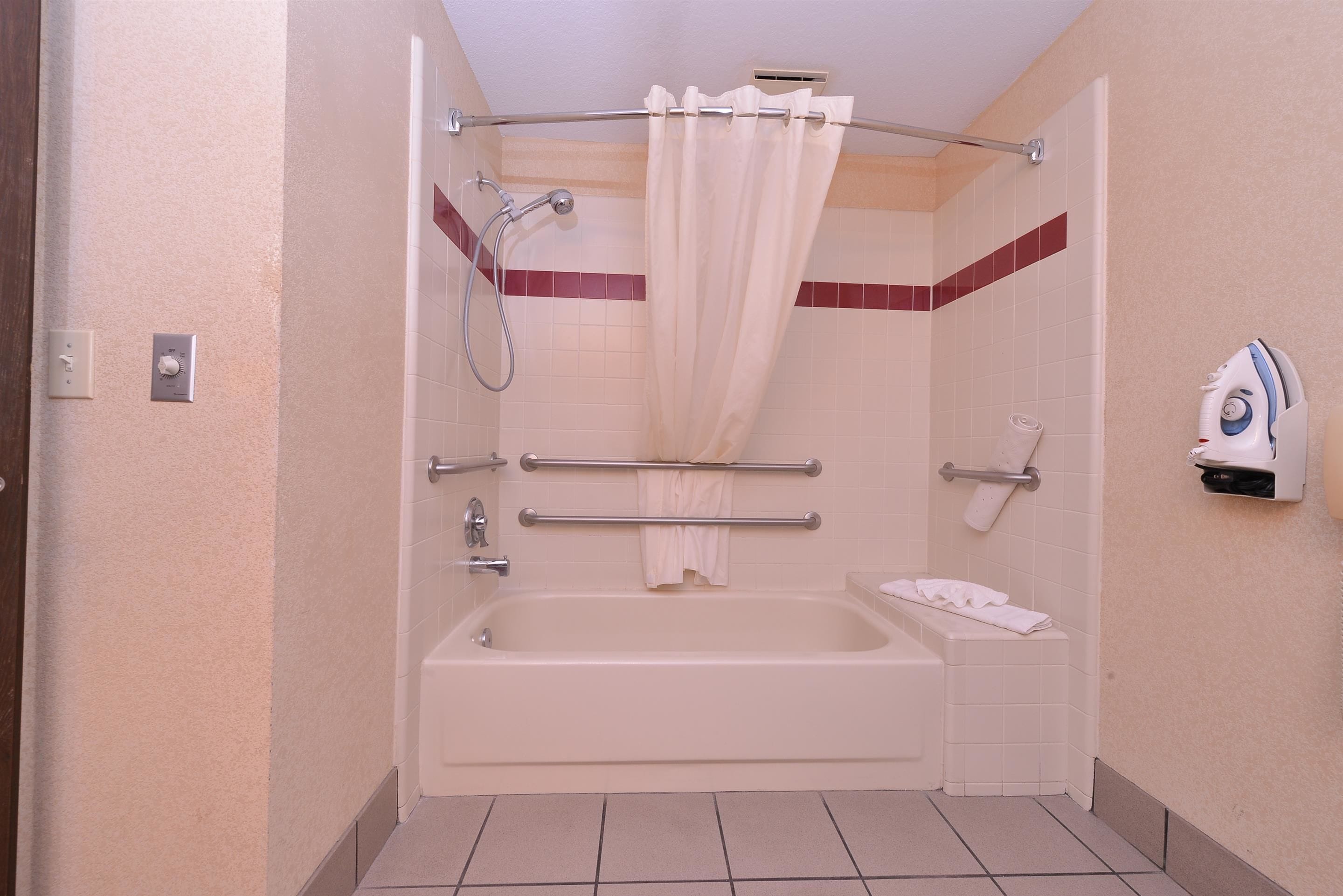 combined shower/bathtub, eco-friendly toiletries, hair dryer, towels