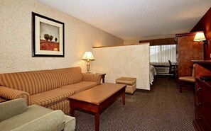 Junior Suite, 1 King Bed, Non Smoking, Refrigerator & Microwave | Premium bedding, in-room safe, blackout drapes, iron/ironing board