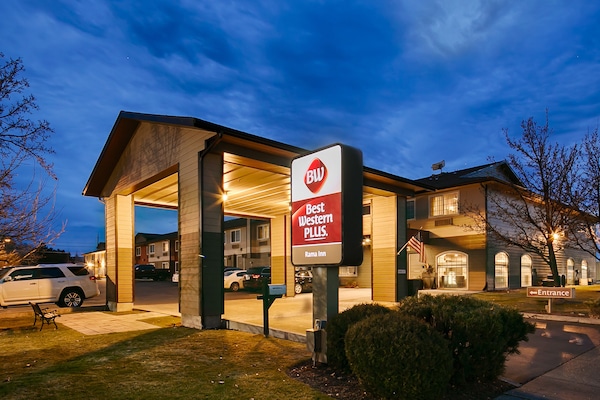 Fachada de la propiedad por la tarde o noche