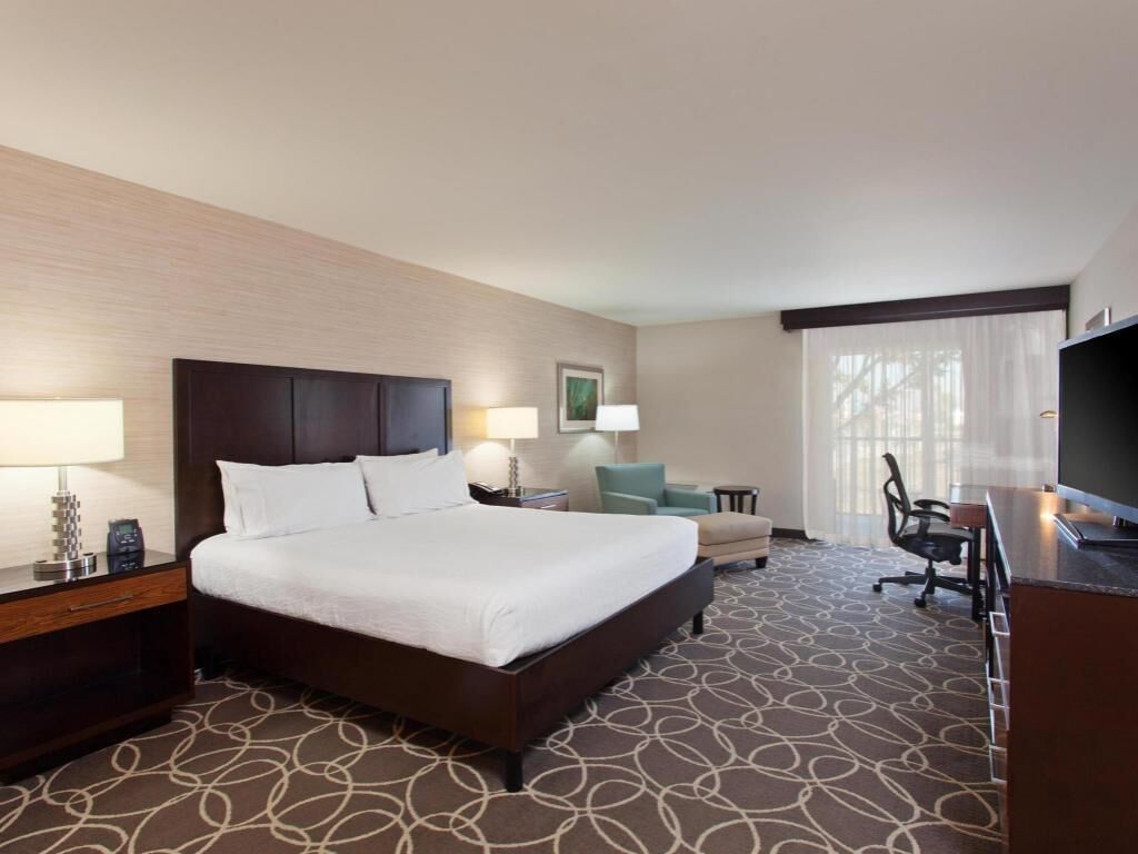 Premium bedding, in-room safe, desk, laptop workspace