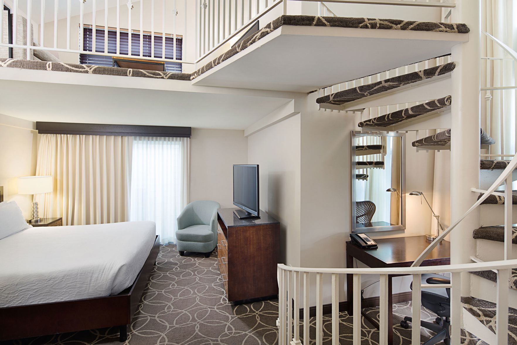 Premium bedding, in-room safe, desk, laptop workspace