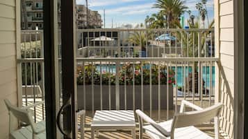 Outdoor pool, open 8:00 AM to 10:00 PM, pool loungers