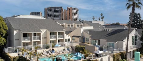 Outdoor pool, open 8:00 AM to 10:00 PM, pool loungers