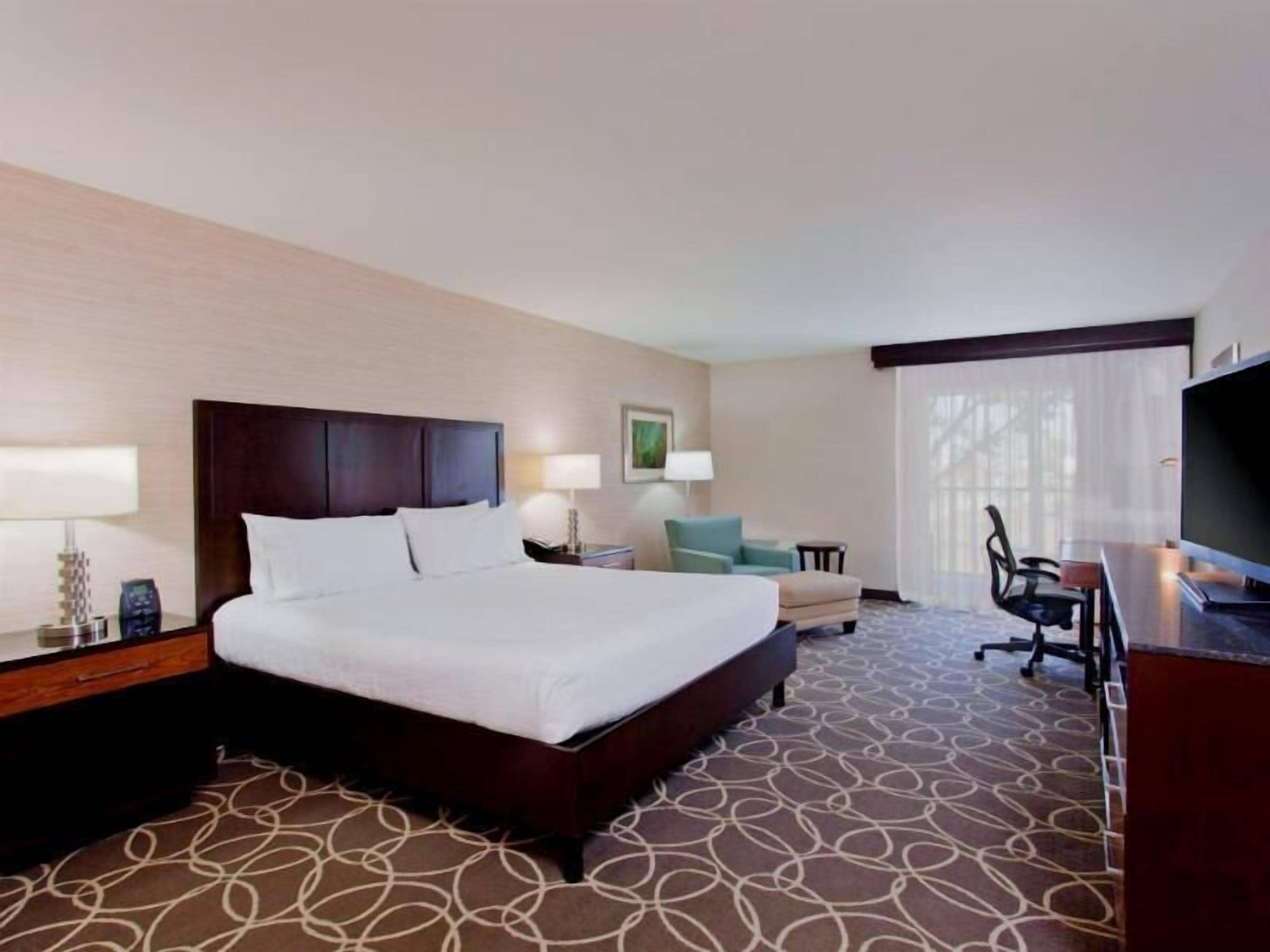 Premium bedding, in-room safe, desk, laptop workspace
