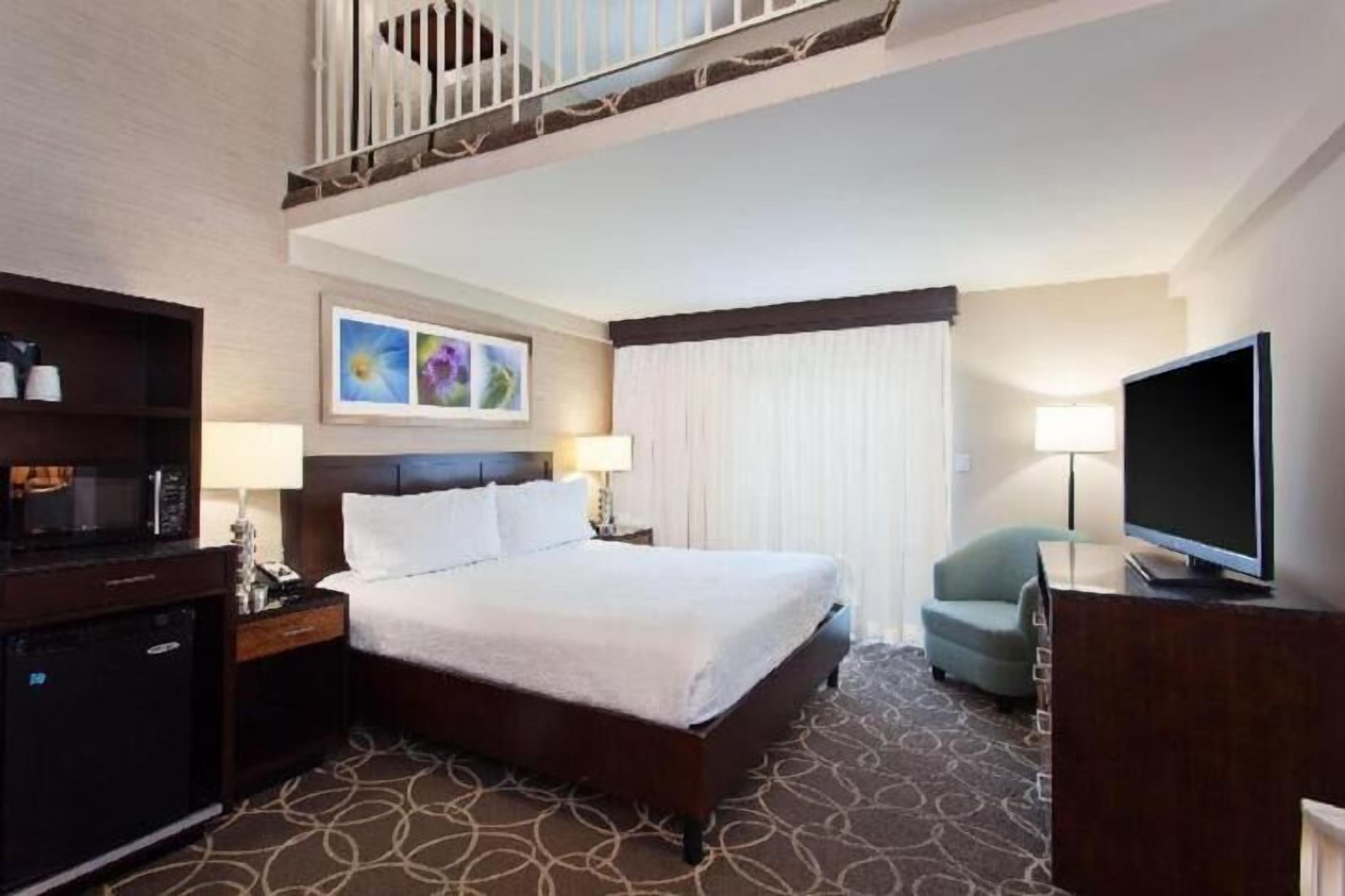 Premium bedding, in-room safe, desk, laptop workspace