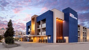 A modern hotel with a prominent Hilton Garden Inn sign, multiple balconies, and a well-lit entrance. - Hilton Garden Inn Marina Del Rey (Marina del Rey)
