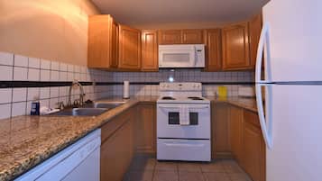 Suite, 1 King Bed with Sofa bed, Non Smoking (with Sofabed) | Private kitchen
