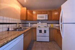 Suite, 1 King Bed with Sofa bed, Non Smoking (with Sofabed) | Private kitchen | Fridge, microwave, coffee/tea maker