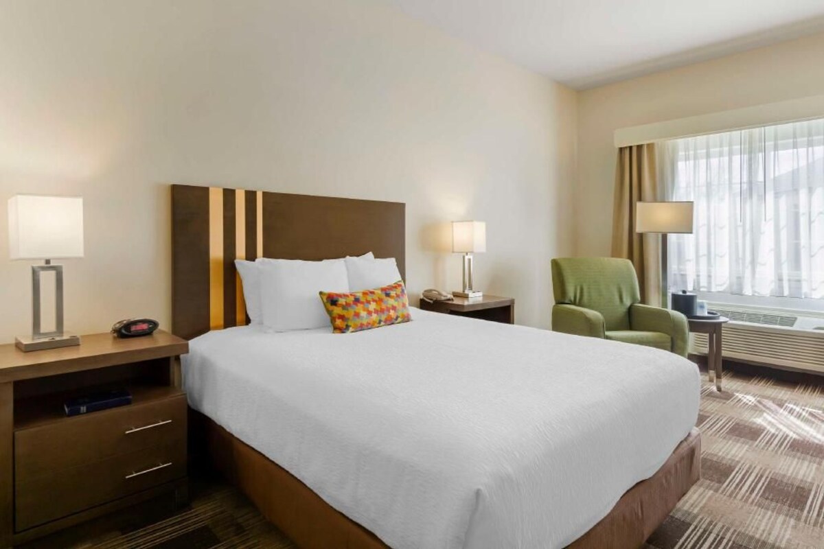 Premium bedding, desk, iron/ironing board, rollaway beds (surcharge)