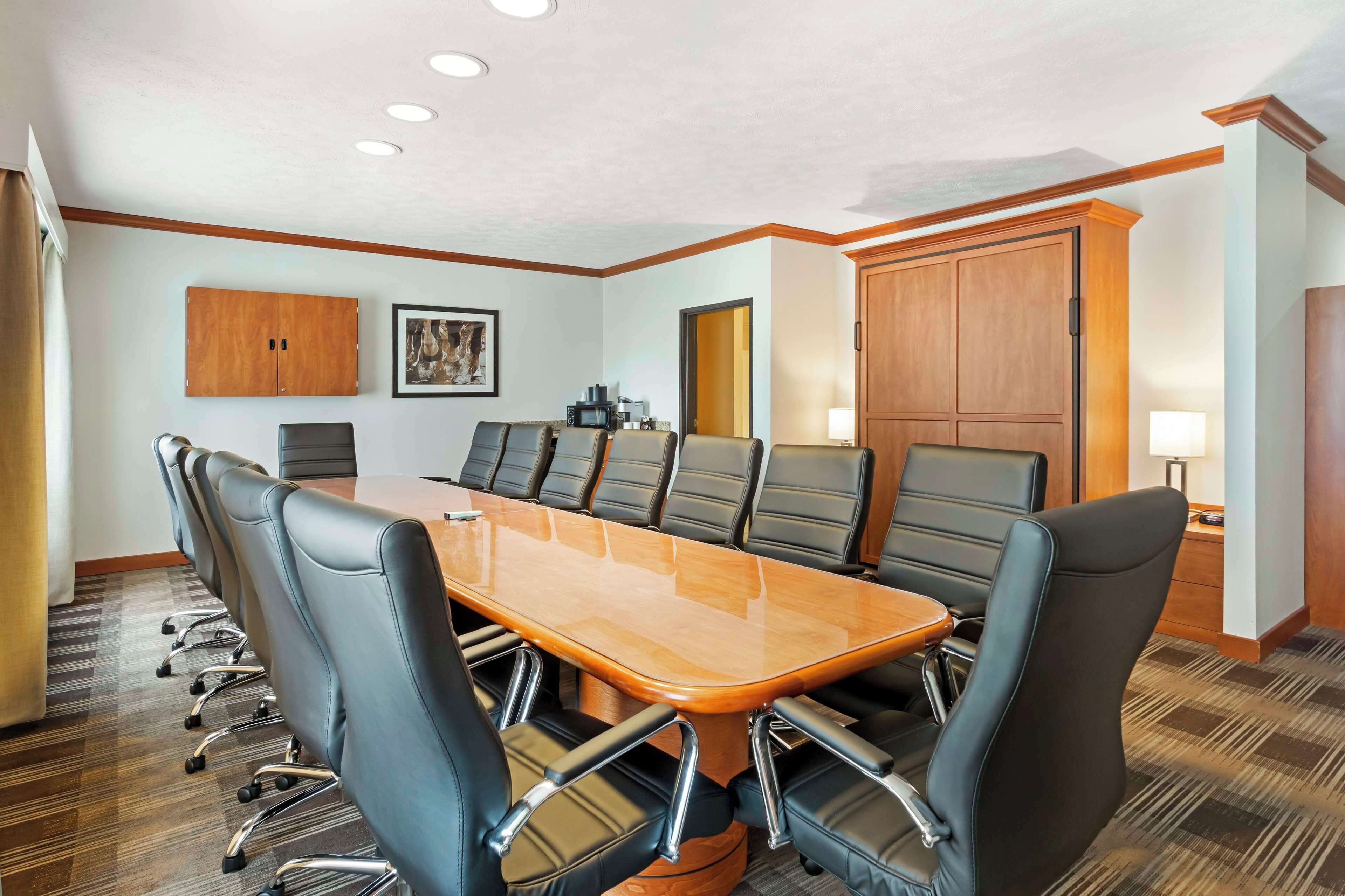 standard room, 1 queen bed, non smoking, refrigerator & microwave | 1 bedroom, premium bedding, individually furnished, desk