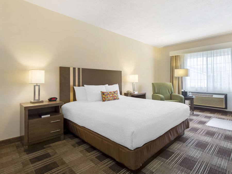 Premium bedding, individually furnished, desk, iron/ironing board