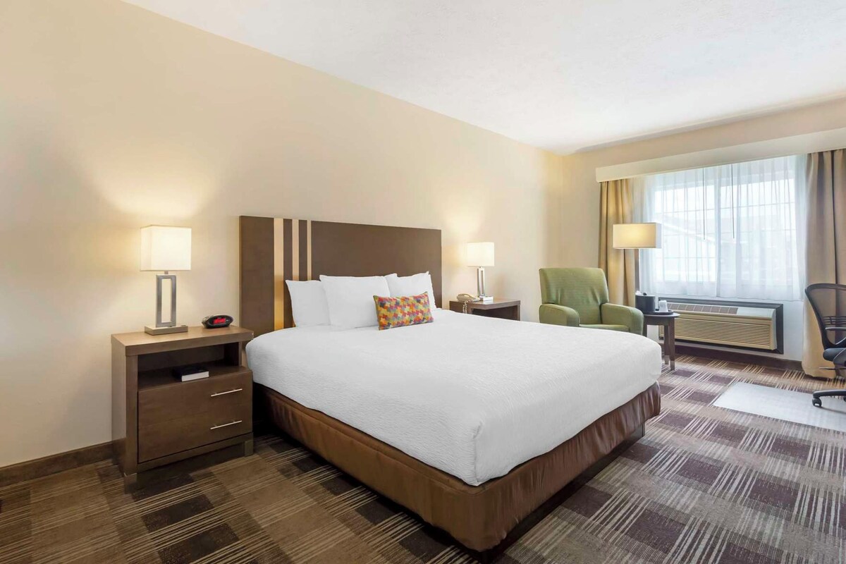 Premium bedding, desk, iron/ironing board, rollaway beds (surcharge)