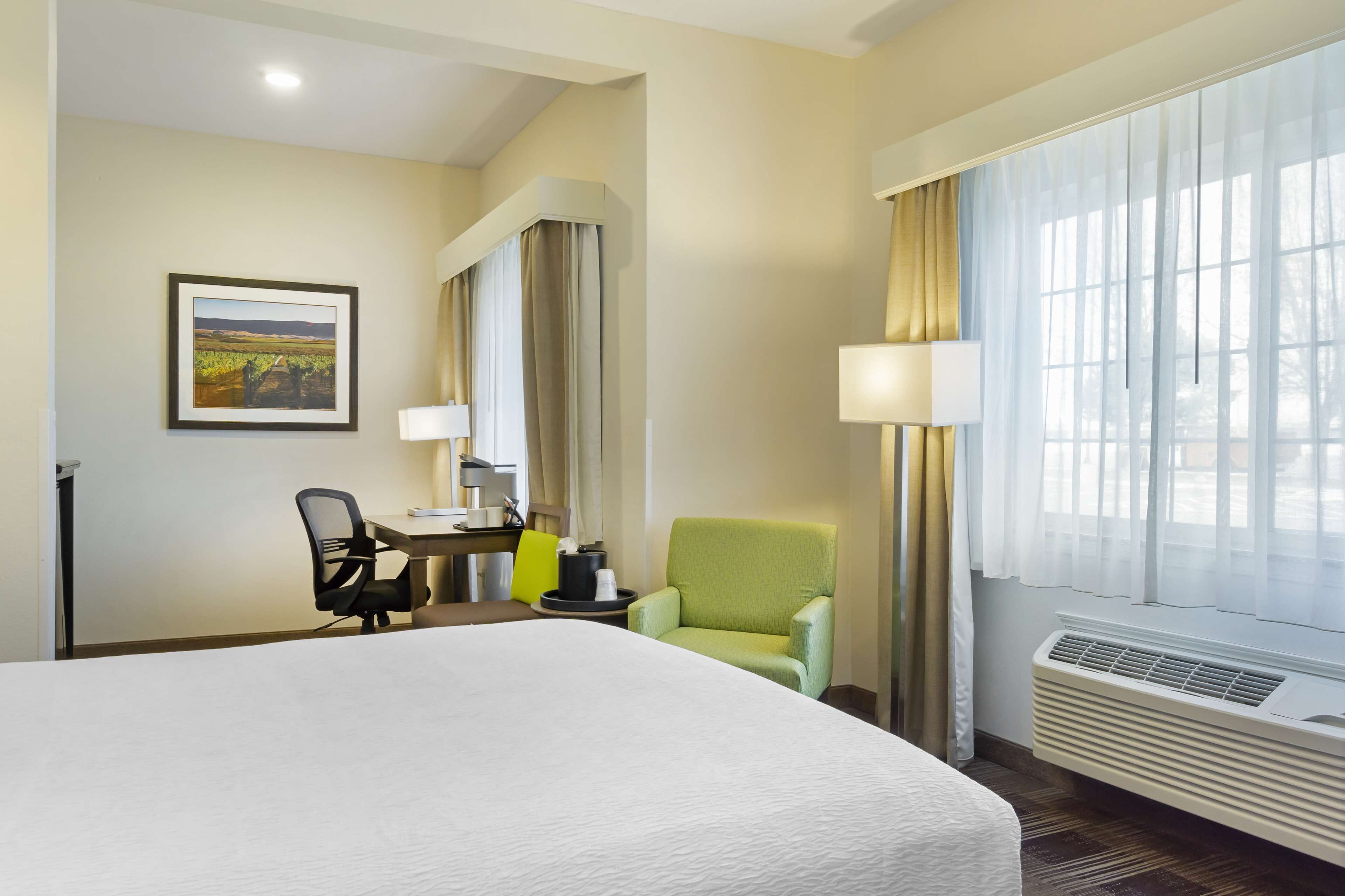 standard room, 1 queen bed, non smoking, refrigerator & microwave | 1 bedroom, premium bedding, individually furnished, desk