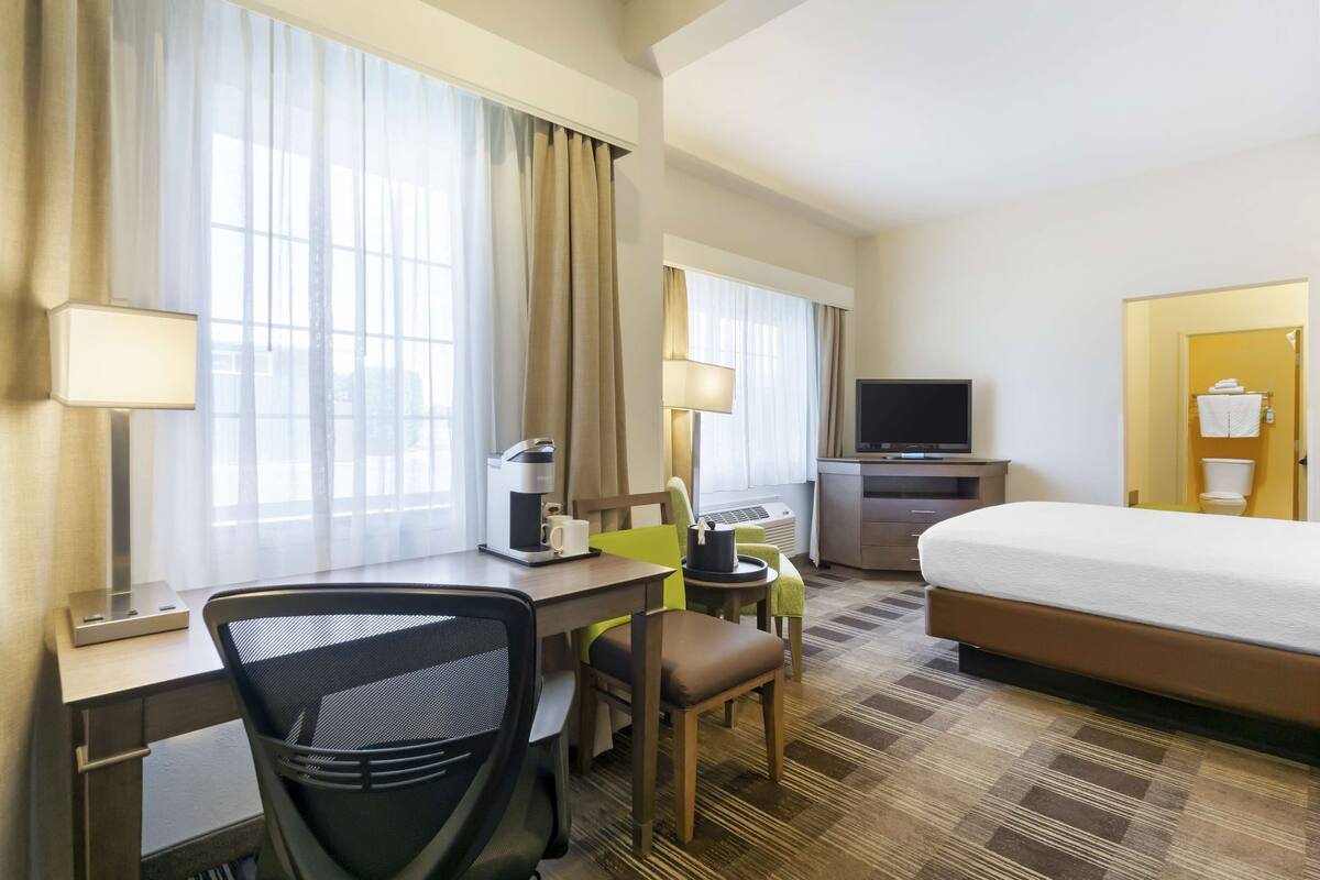 standard room, 1 queen bed, non smoking, refrigerator & microwave | 1 bedroom, premium bedding, individually furnished, desk