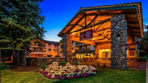Un chalet à la façade en pierre, doté de plusieurs balcons et d’une enseigne indiquant qu’il s’agit d’un établissement Best Western Plus.