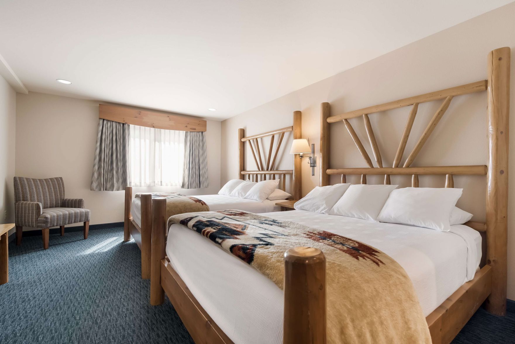 Camas con pillow-top, cortinas blackout y tabla de planchar con plancha 