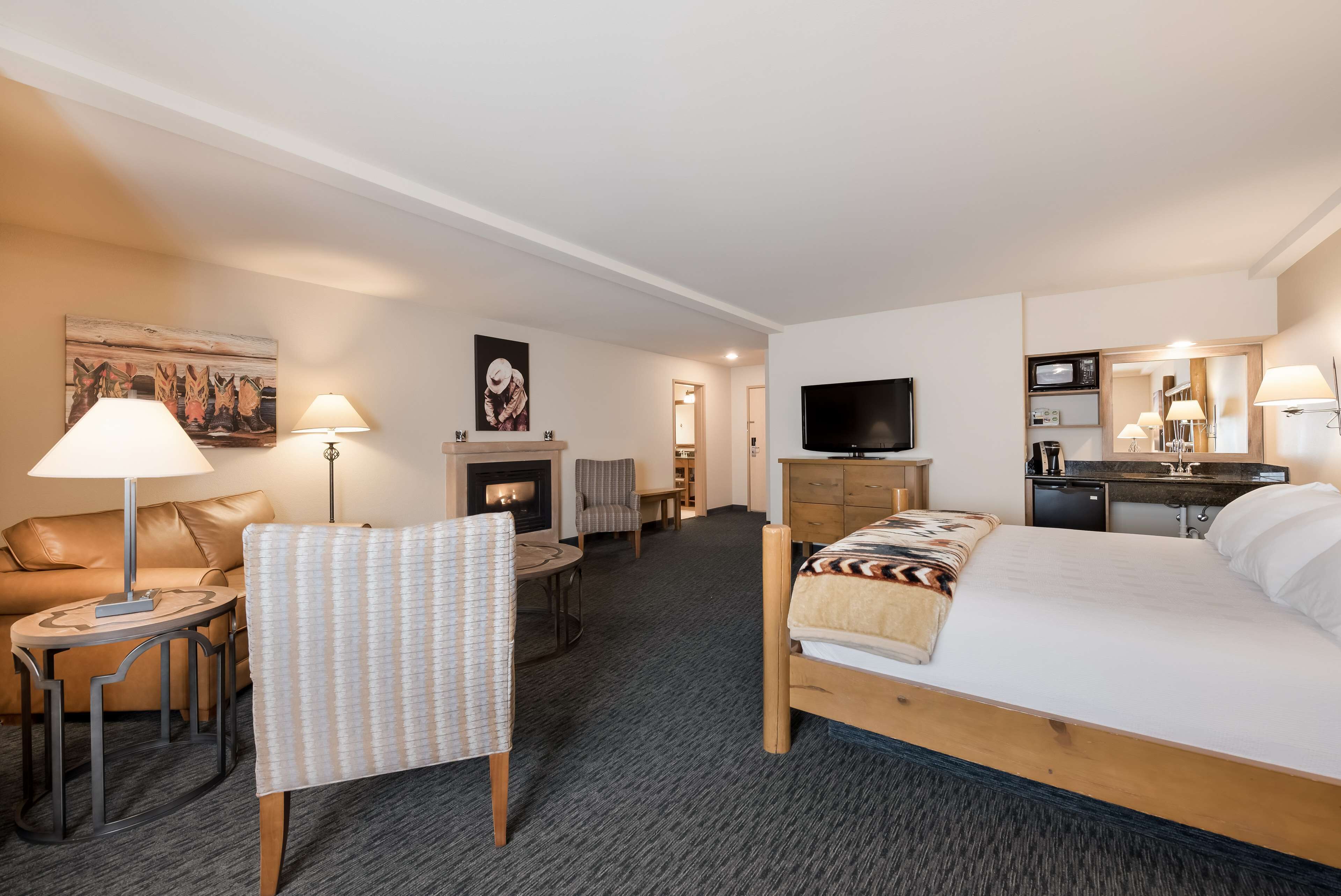 standard room, 1 king bed, non smoking, fireplace (larger room) | 1 bedroom, pillow-top beds, blackout curtains, iron/ironing board