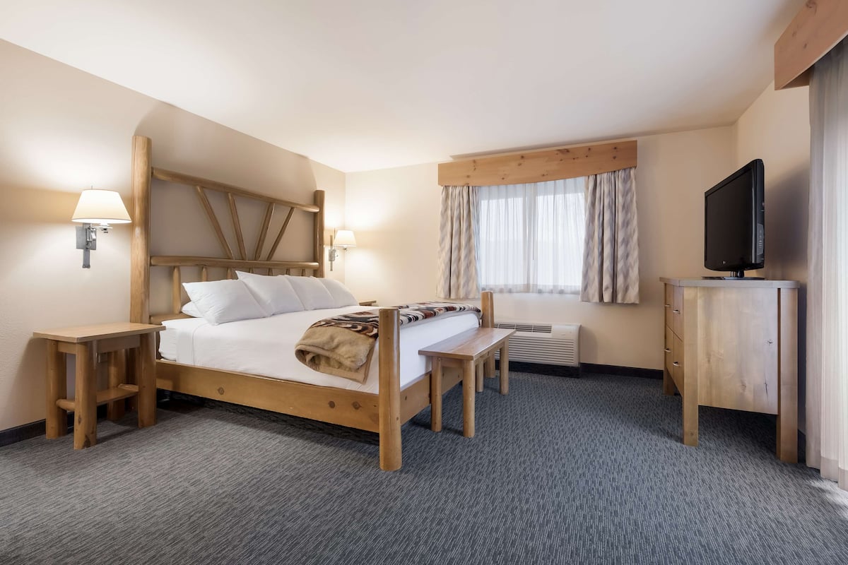 Suite, 1 King Bed, Non Smoking, Balcony (Larger Room)