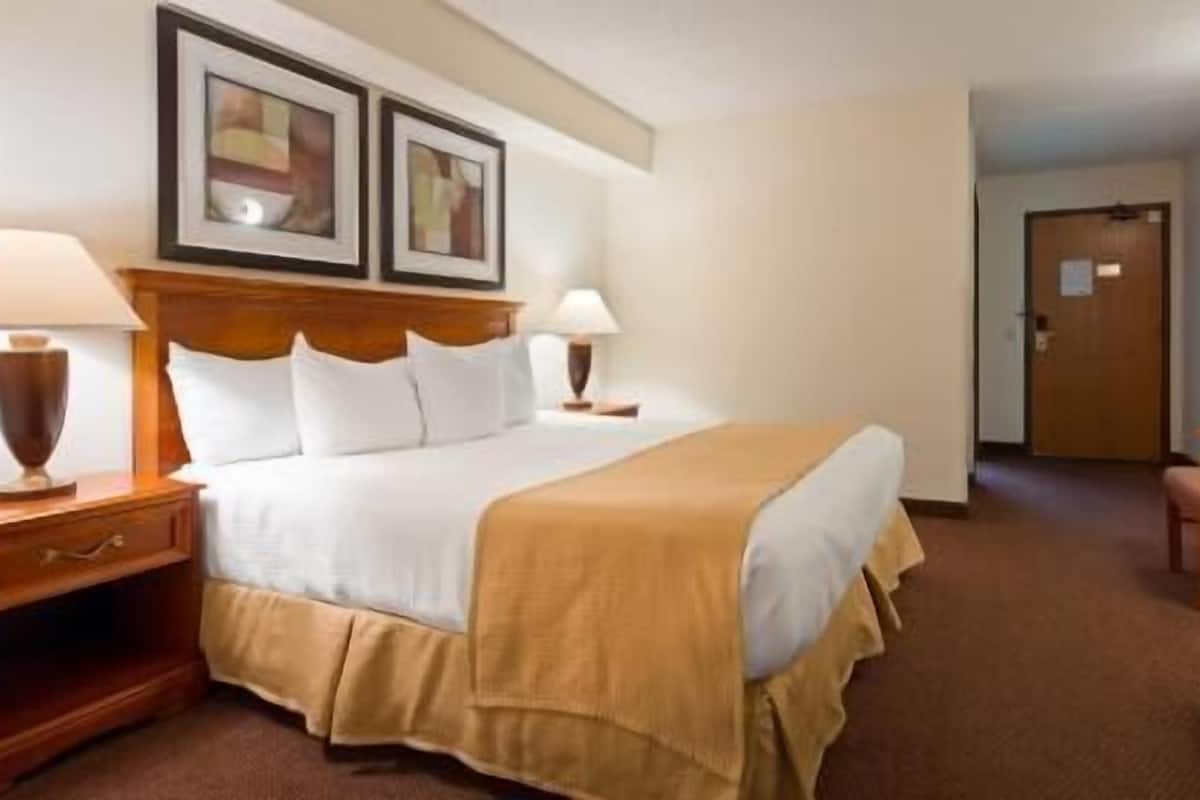 Desk, laptop workspace, iron/ironing board, rollaway beds