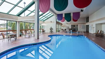 Indoor pool, sun loungers