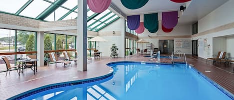 Piscine couverte, chaises longues