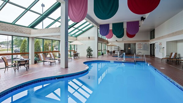 Indoor pool, sun loungers