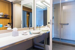 Room, 1 King Bed, Non Smoking | Bathroom