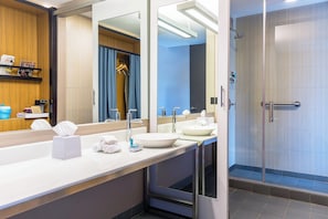 Room, 1 King Bed, Non Smoking | Bathroom
