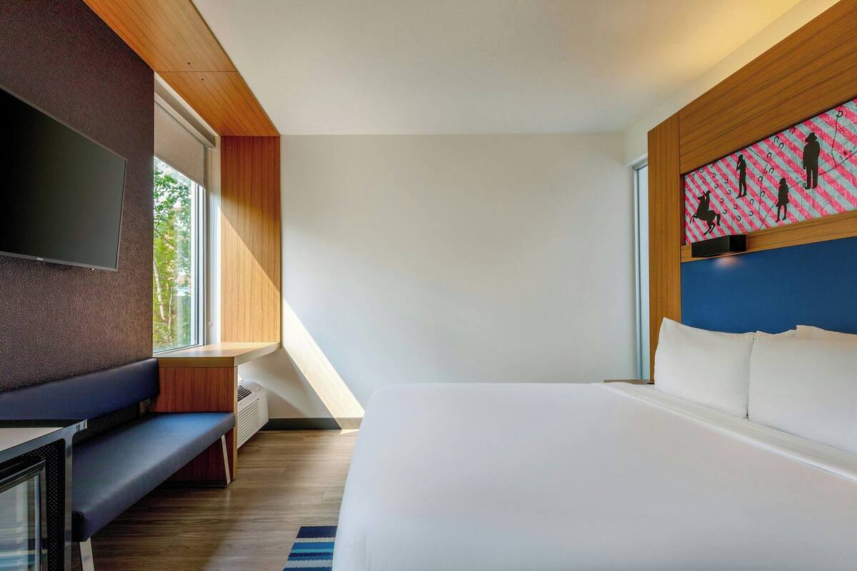 Room, 1 King Bed | Hypo-allergenic bedding, down duvets, pillow-top beds, in-room safe