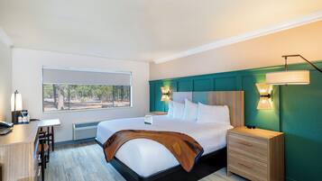 Standaard kamer, 1 kingsize bed, toegankelijk voor mindervaliden, niet-roken | Luxe beddengoed, pillowtop-bedden, een kluis op de kamer, een bureau