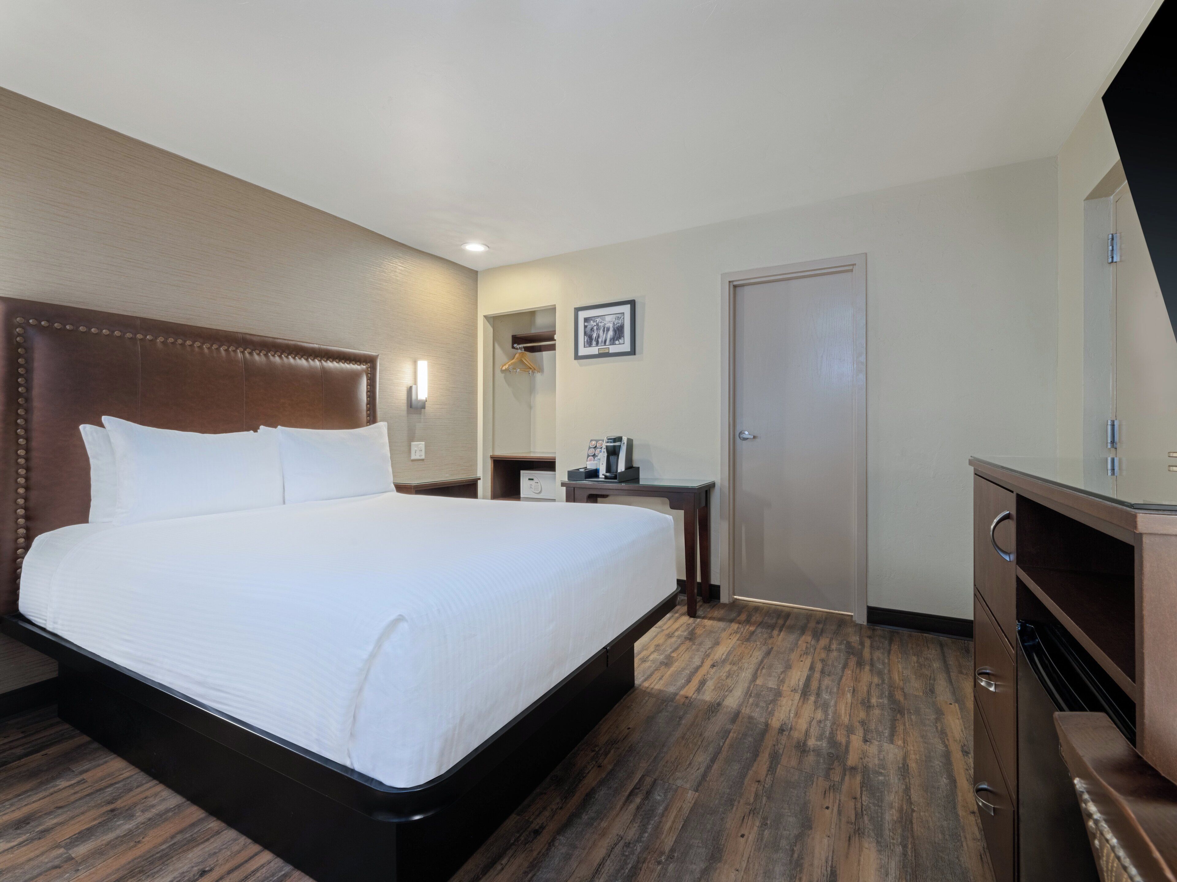 Standard Room, 1 Queen Bed | Premium bedding, pillowtop beds, in-room safe, desk