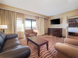 Suíte, 1 quarto, sacada | Roupas de cama premium, camas com colchões pillow-top