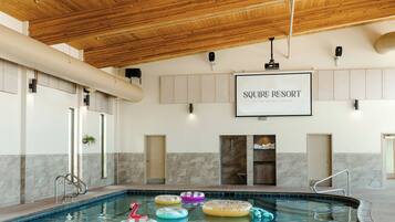 Piscine couverte, piscine extérieure, chaises longues