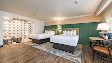 Standaard kamer, 2 queensize bedden, niet-roken, koelkast (Pet Friendly;Larger Room) | Luxe beddengoed, pillowtop-bedden, een kluis op de kamer, een bureau