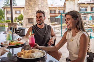 4 restaurantes; se sirve desayuno, almuerzo y cena; cocina americana