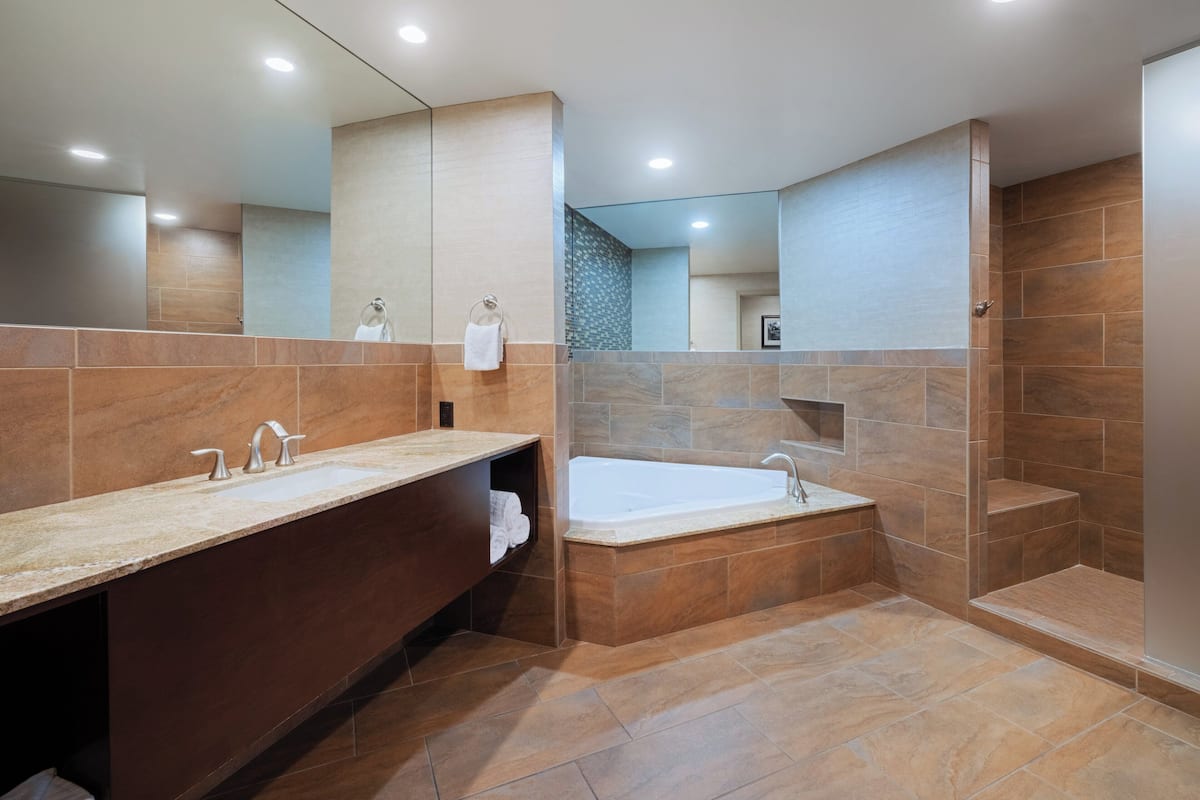 Suite, 1 habitación, balcón | Ropa de cama de alta calidad y camas con pillow-top