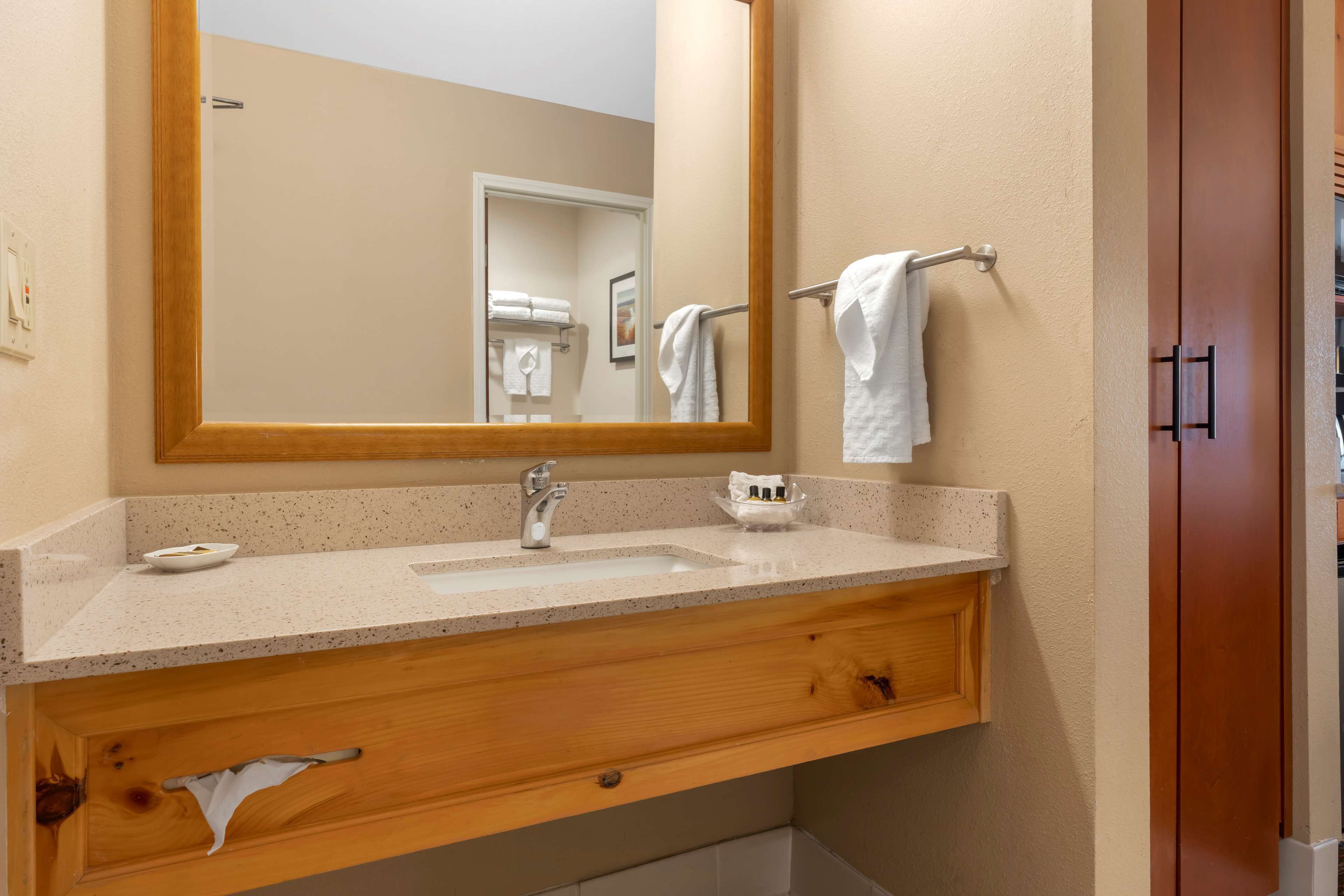 combined shower/bathtub, eco-friendly toiletries, towels