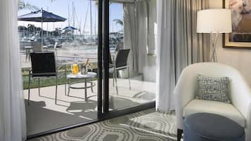 Camera Deluxe, 1 letto king, balcone, vista porticciolo | Biancheria da letto di alta qualità, materassi a doppio strato, minibar