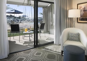 Chambre Deluxe, 1 très grand lit, balcon, vue sur la marina | Literie de qualité, lit avec matelas à plateau-coussin, minibar