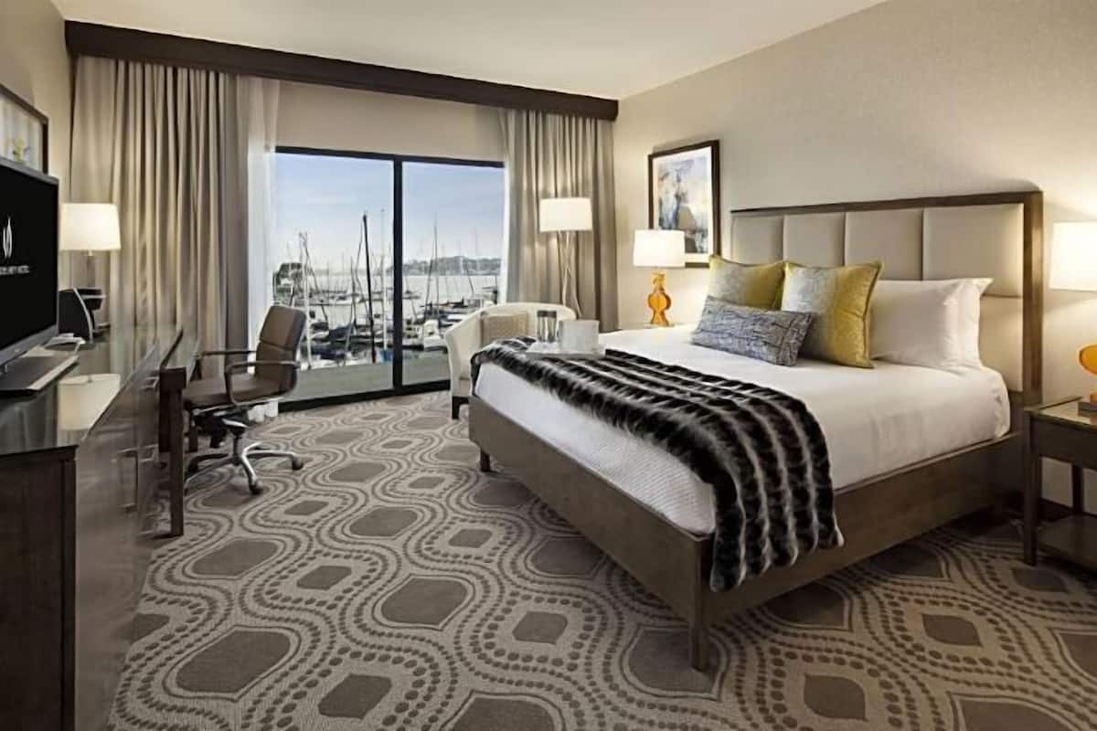 Ropa de cama de alta calidad, colchones con pillow-top y minibar